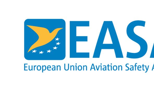 Muster EU-Kompetenznachweis mit Logos von EASA, LBA, Deutschland im EU Kreis, A1/A3 und QR-Code. Text:"Nachweis über den Abschluss eines Online-Lehrgangs" ausgestellt auf Maximillian Mustermann.